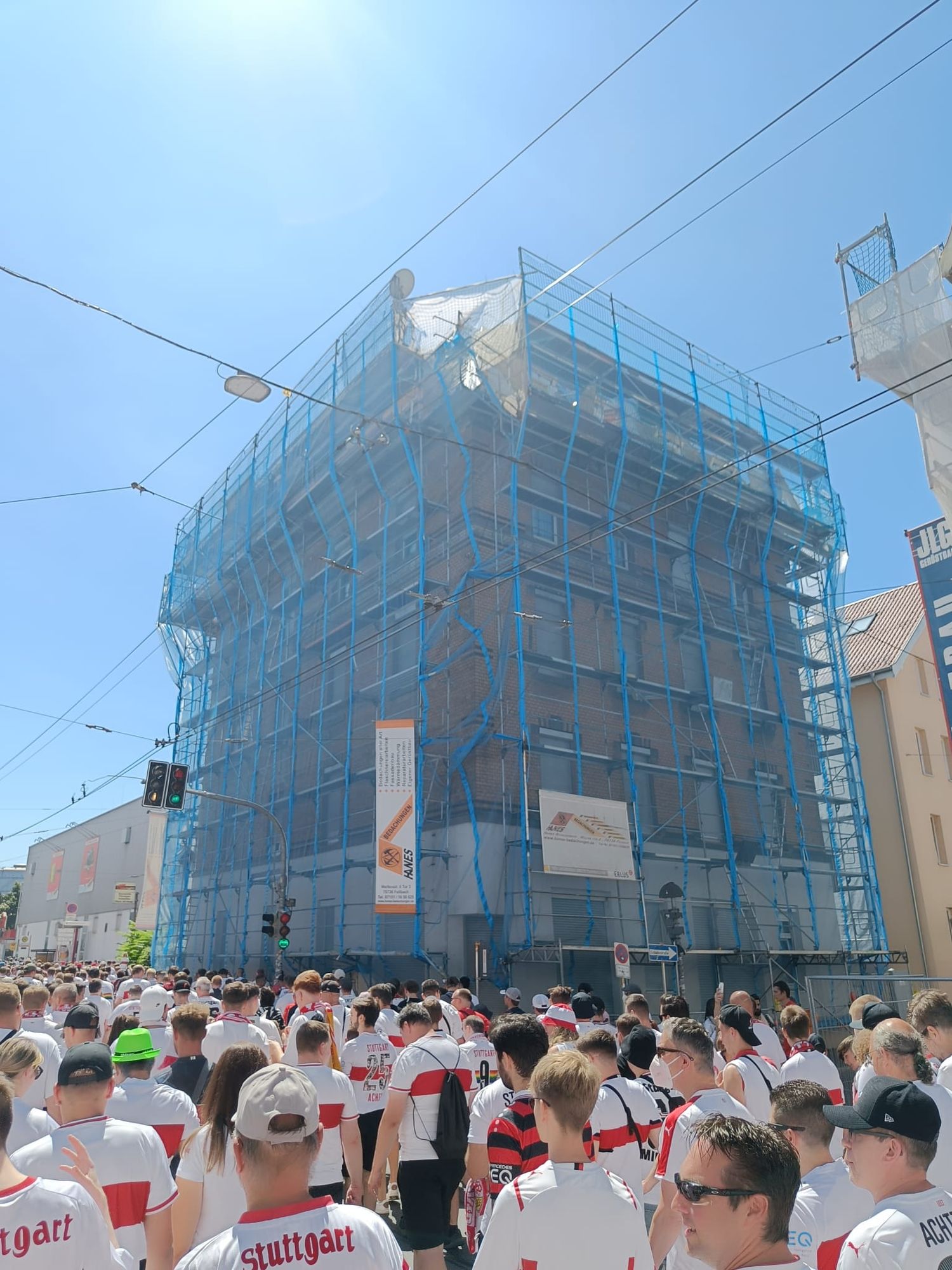 Professioneller Gerüstaufbau für Dacharbeiten