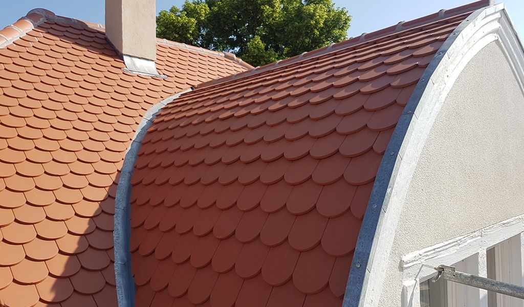 Fertiggestelltes Dach mit Ziegeleindeckung